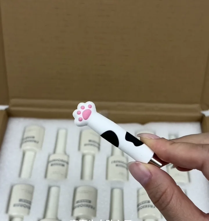 Magnet included with a galaxy cat eye gel polish set